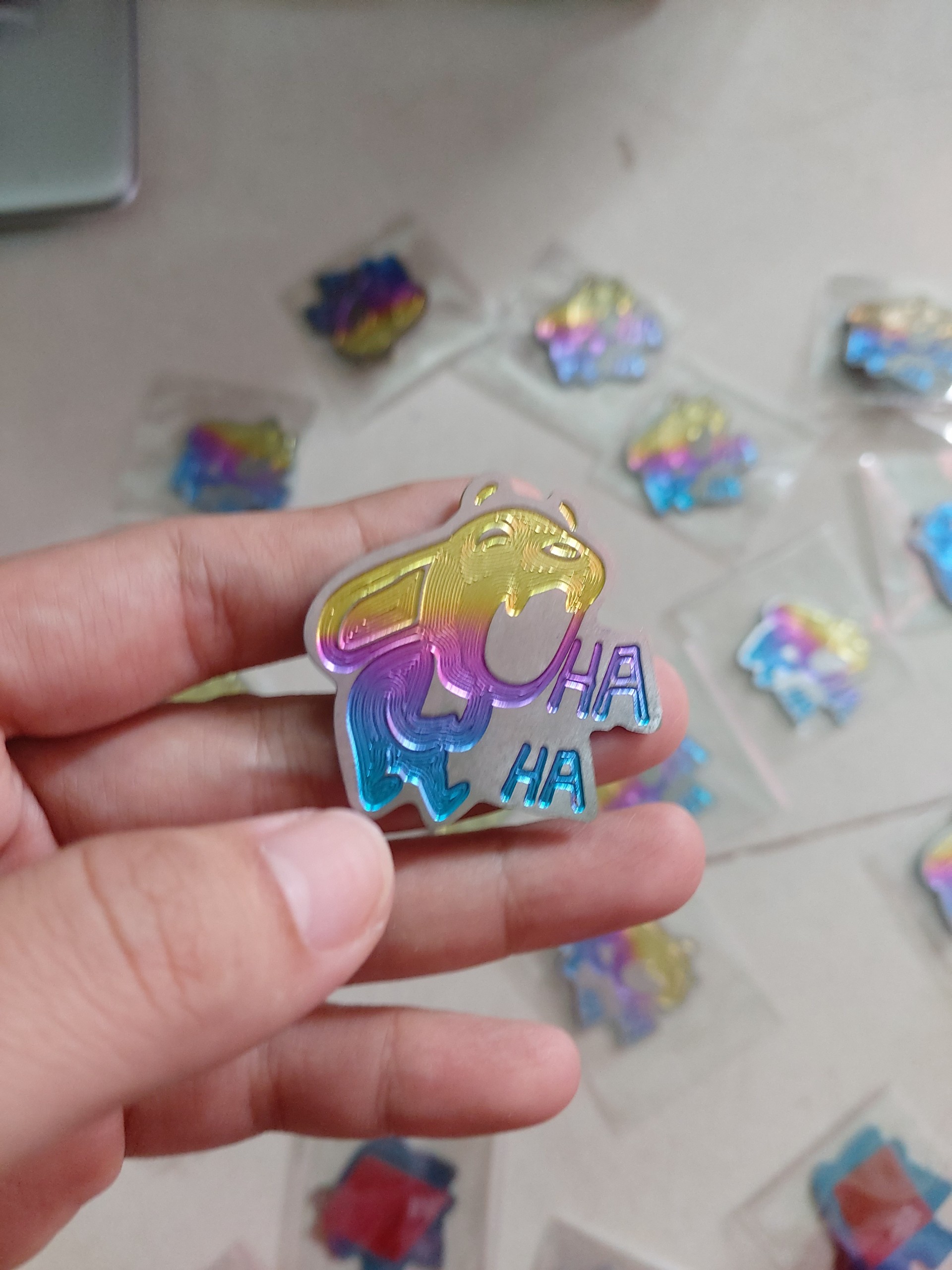 Logo thỏ haha titan 7 màu 35x35cm có keo dán