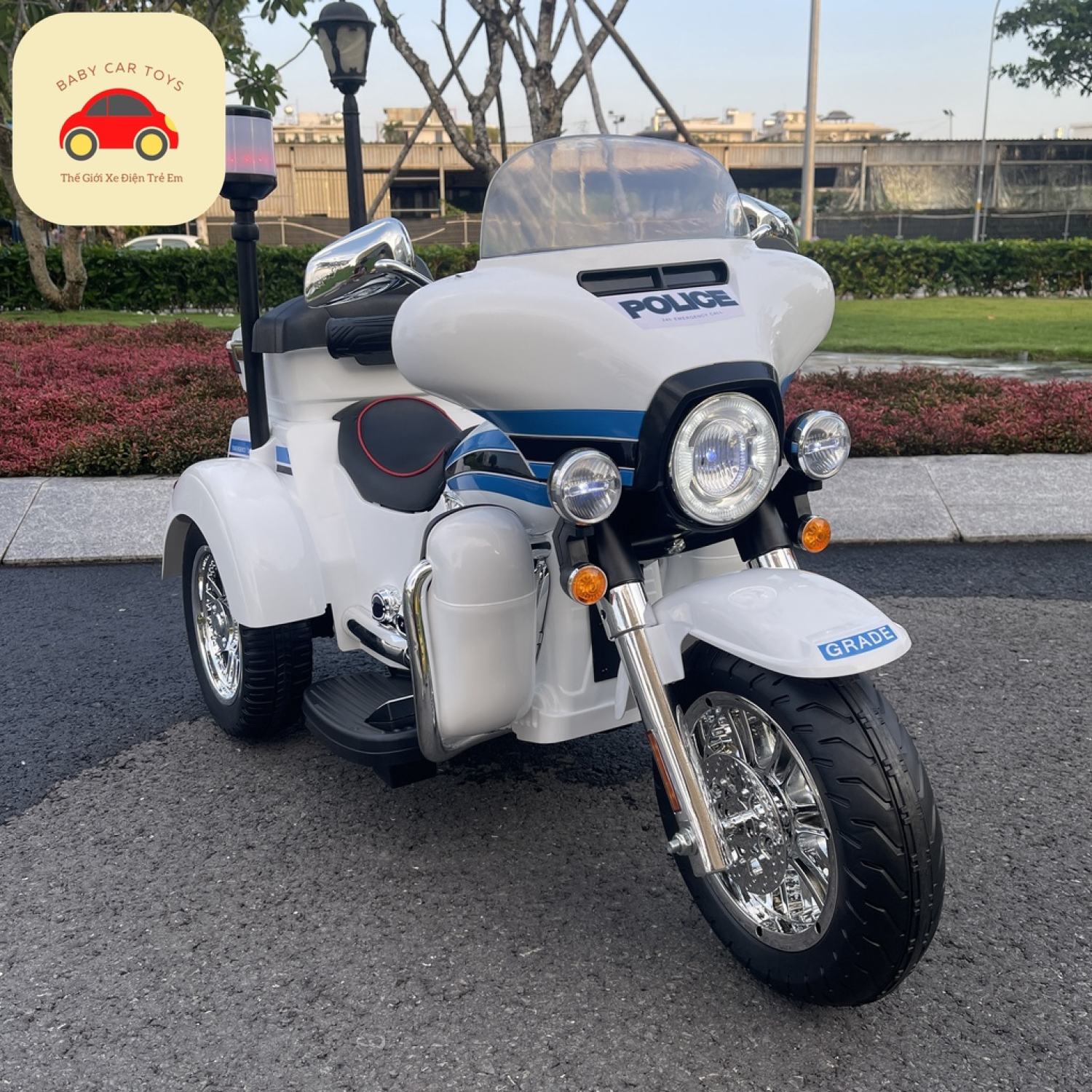 Xe máy điện poliᴄe cho bé, ghế nệm da, còi hú siêu vip