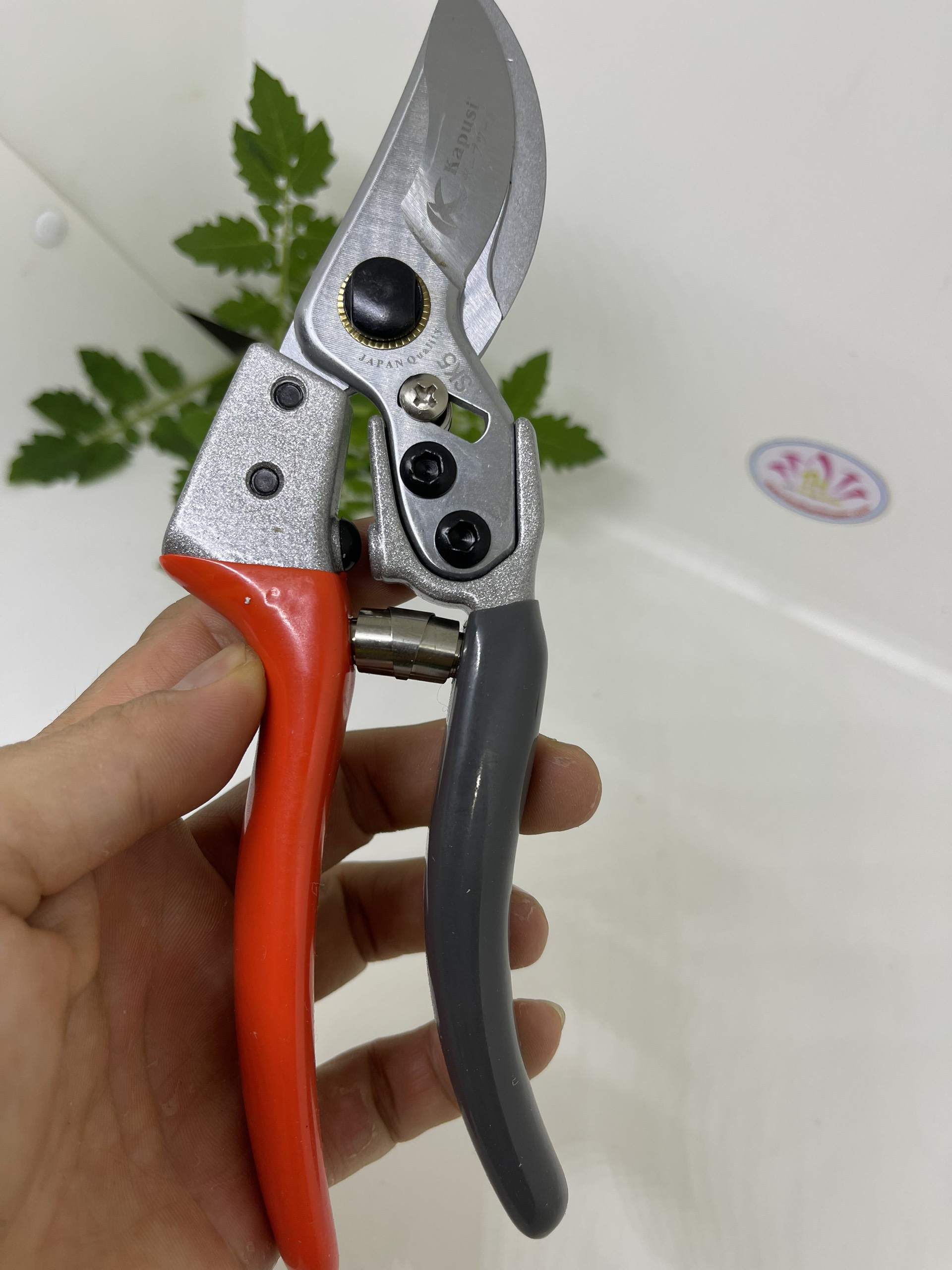 Kéo cắt cành lưỡi inox KAPUSI K8652 Nhật Bản Sản xuất lưỡi to cơ chế tự mài sắc bén, đúc cán bọc nhựa dẽo