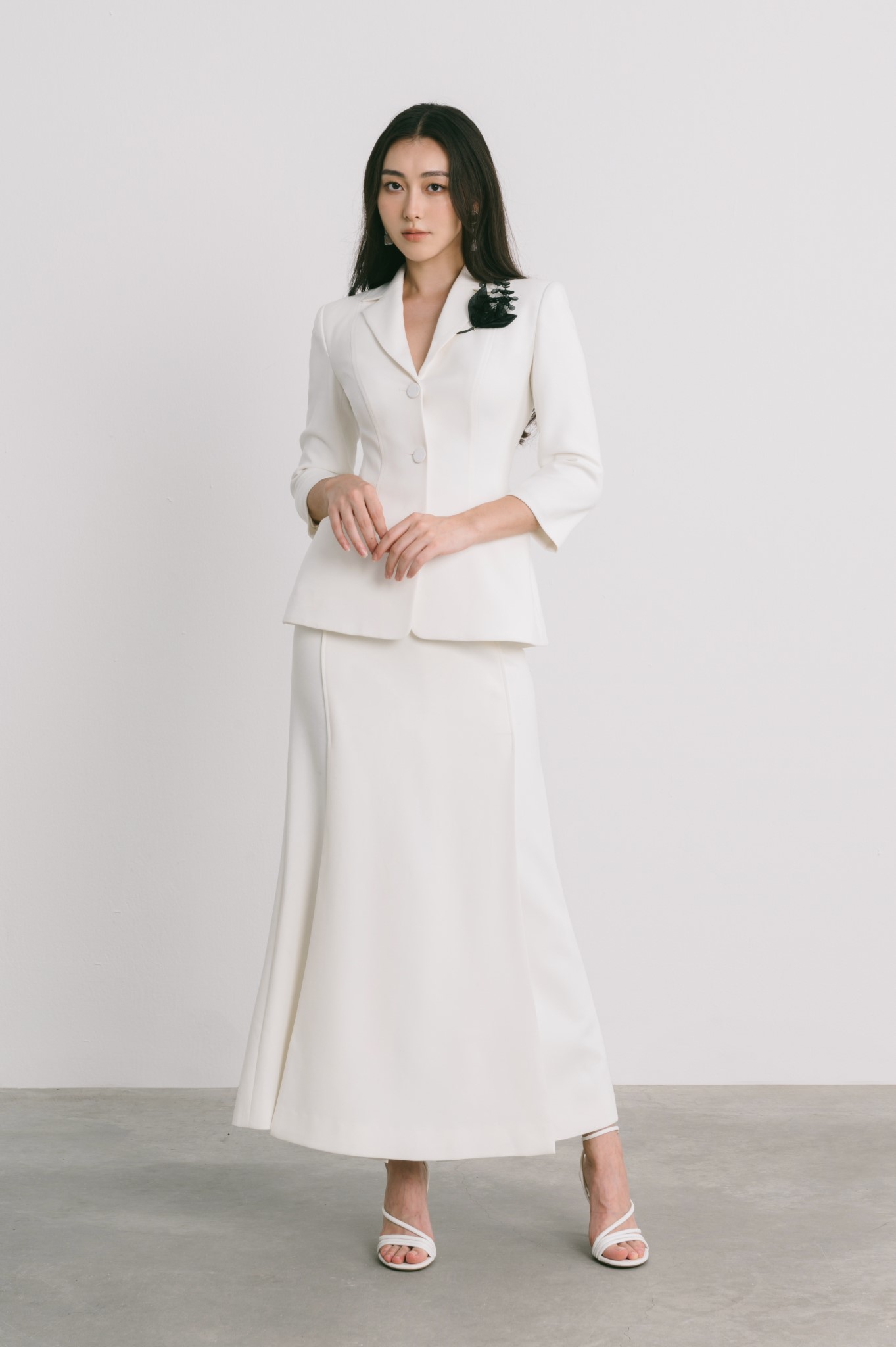 Áo blazer trắng cổ ve tay lửng chân váy a trắng dáng dài nữ white ant hàng thiết kế cao cấp
