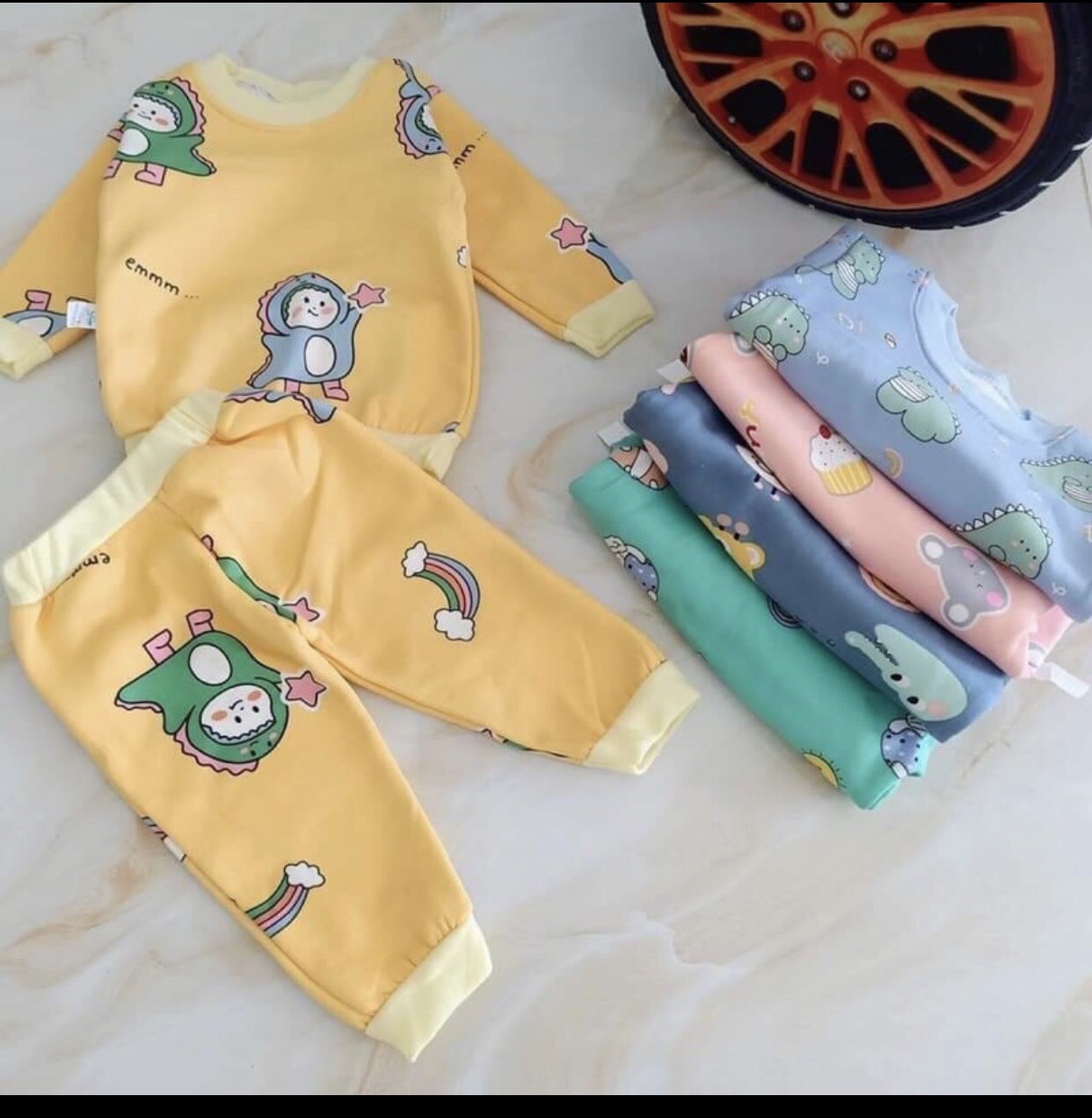 MẪU MỚI-Combo 5 bộ quần áo nỉ bông ấm trẻ em((Nhí từ1-5 là 5 bộ- Đại từ 6-10 combo 3 bộ)