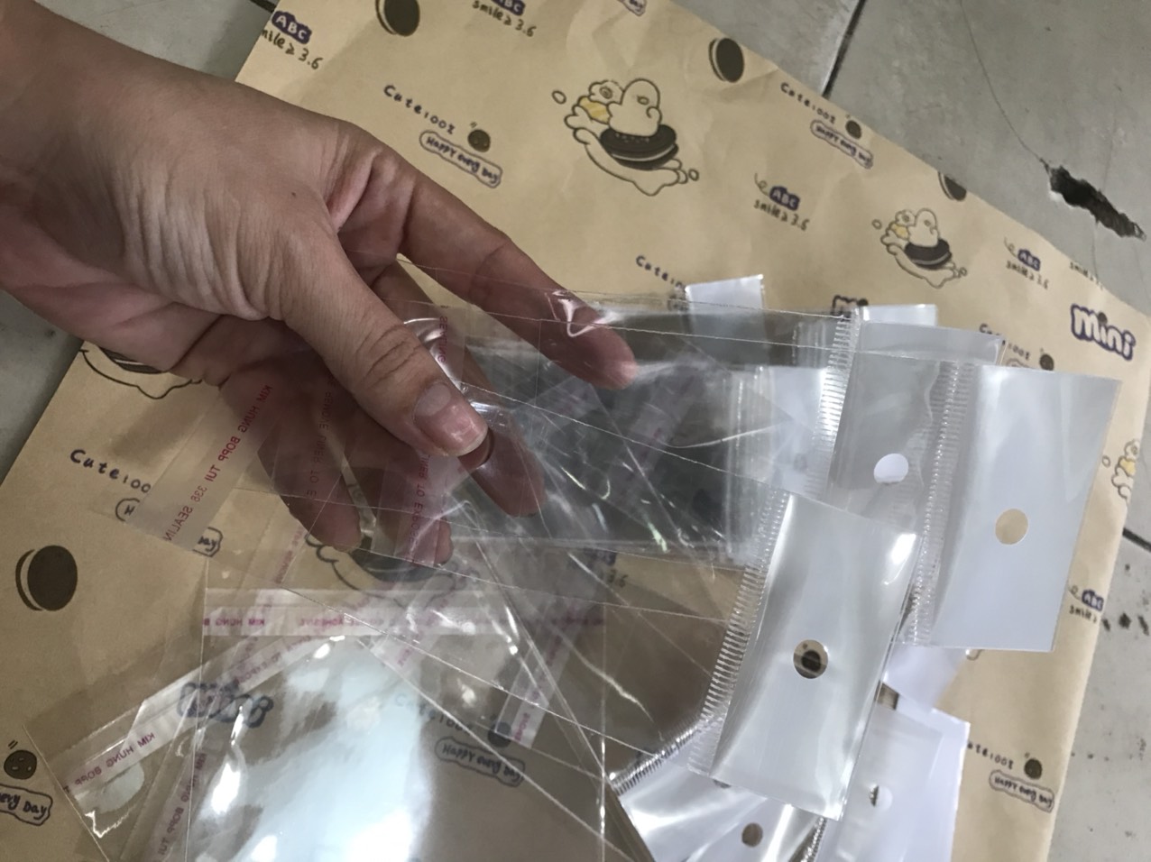 100 gram Túi Kiếng Có Lỗ Treo có keo dán miệng  đủ kích thước