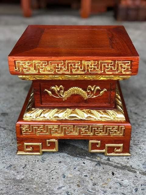 chân loa gỗ hương lào kích thước mặt vuông 35 cm . cao 25 cm. dát vàng đài loan.