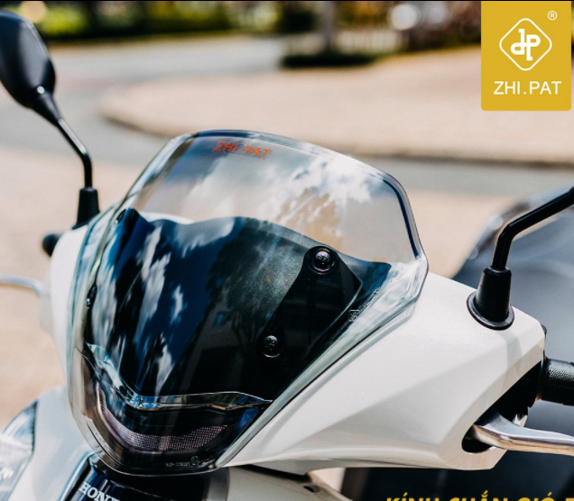 Kính Chắn Gió SH 350i Zhipat Chính Hãng ,Kính chắn gió Zhi.Pat cho Honda SHVN 350i, được thiết kế rất tinh xảo, ôm gọn vào đầu đèn, giúp xe trông ngầu và đẹp hơn rất nhiều.