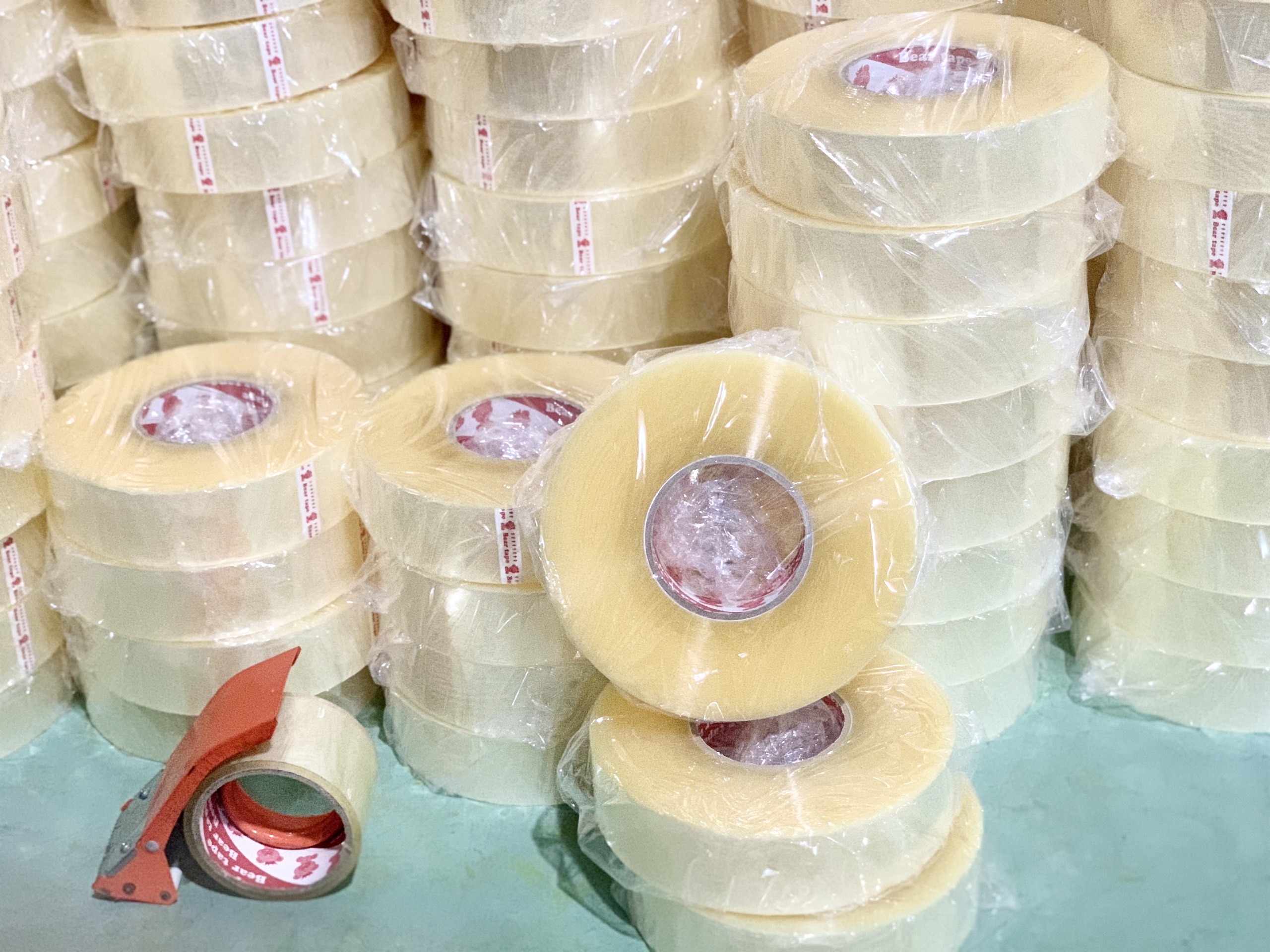 Băng keo trong/ đục đóng hàng 1 kg/cuộn 48mm