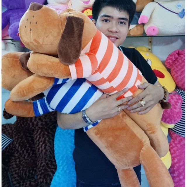Gối ôm chó bông mặc áo kẻ sọc dài 90cm