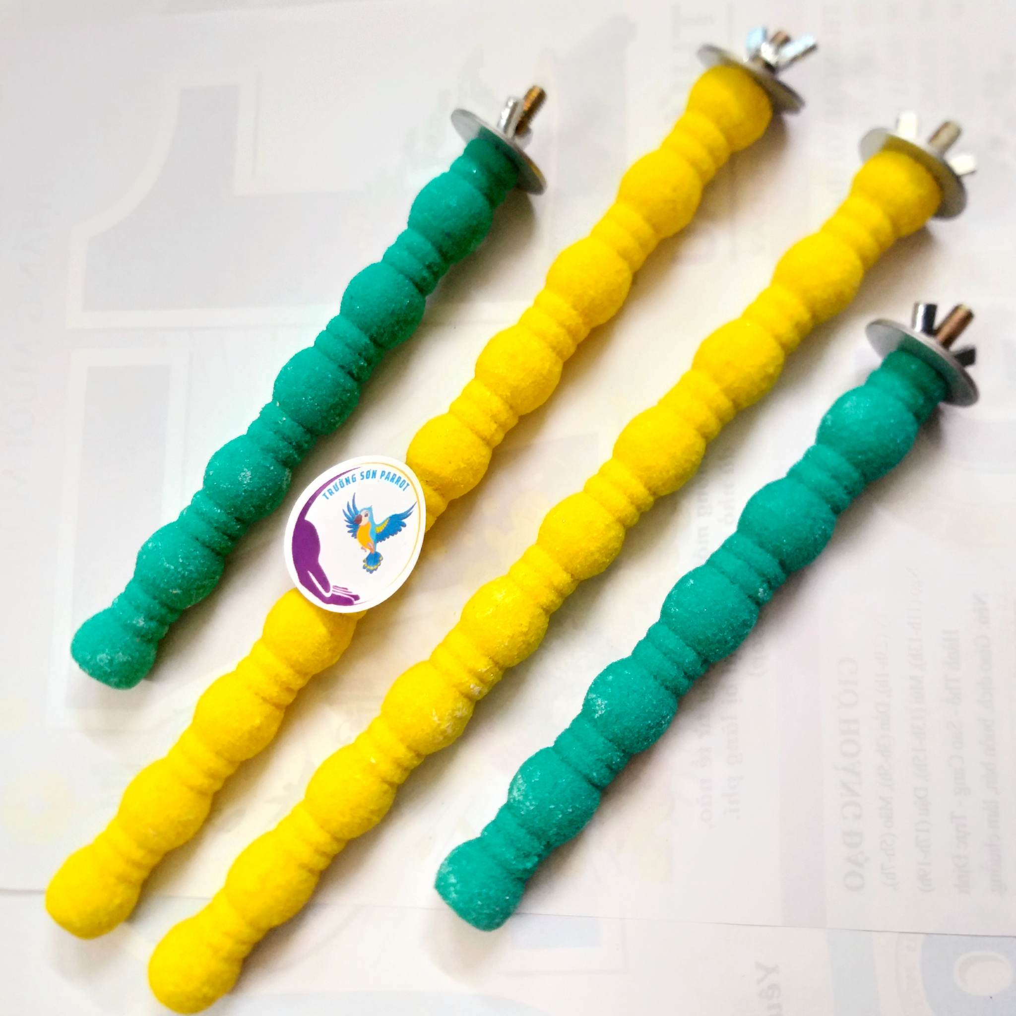1 cây cầu mài móng cho vẹt dạng xoăn gắn lồng chim