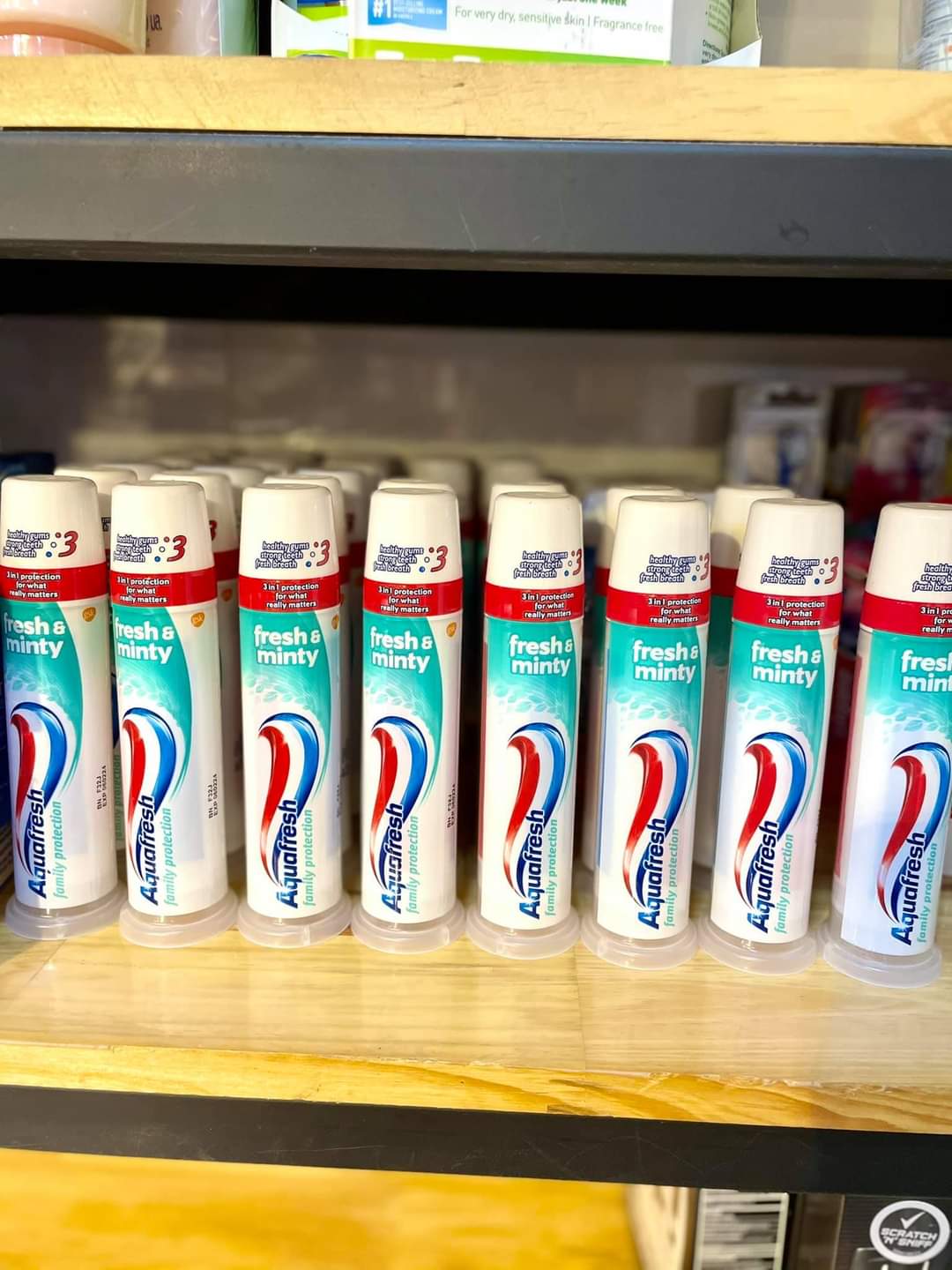 Kem đánh răng Aquafresh dạng ống của ANH
