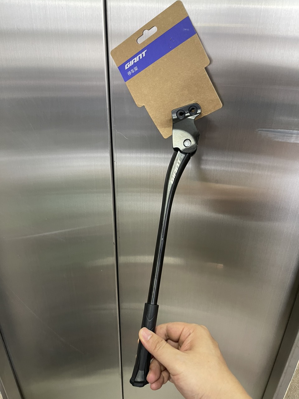 Chân chống Giant Escape bắt ren khung dưới