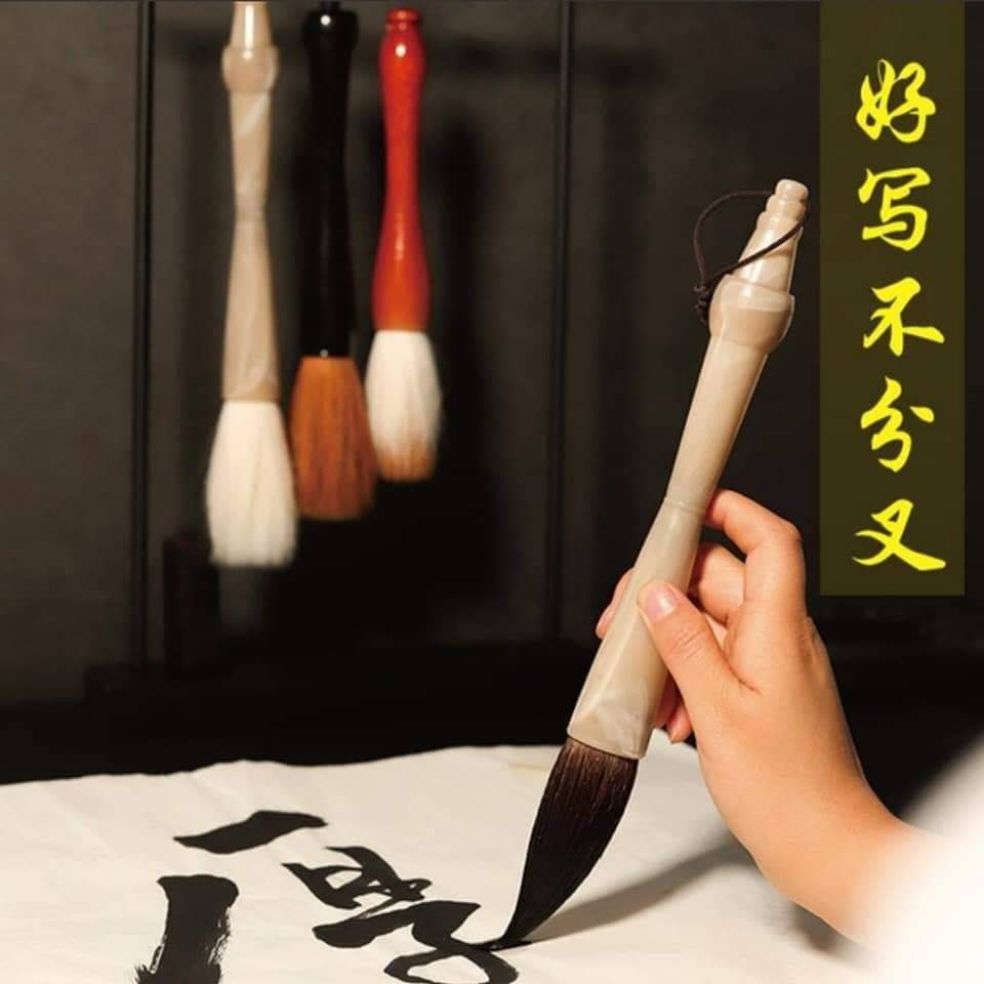 Bút lông đại tự cán sừng.Bút cỡ lớn dùng để viết đại tự, viết câu đối...