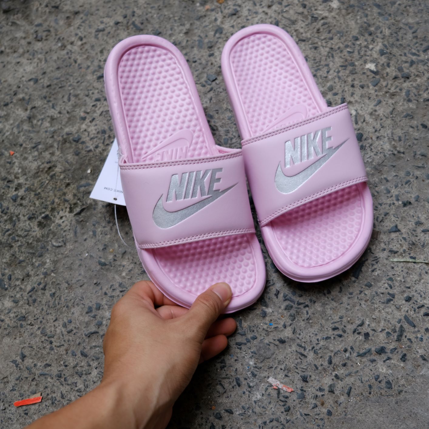 dép nike-quai ngang màu hồng chữ bạc cho nữ hàng xịn tặng hộp