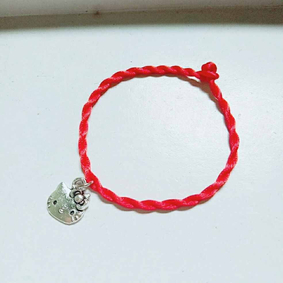 Vòng tay chỉ đỏ hình mèo kitty