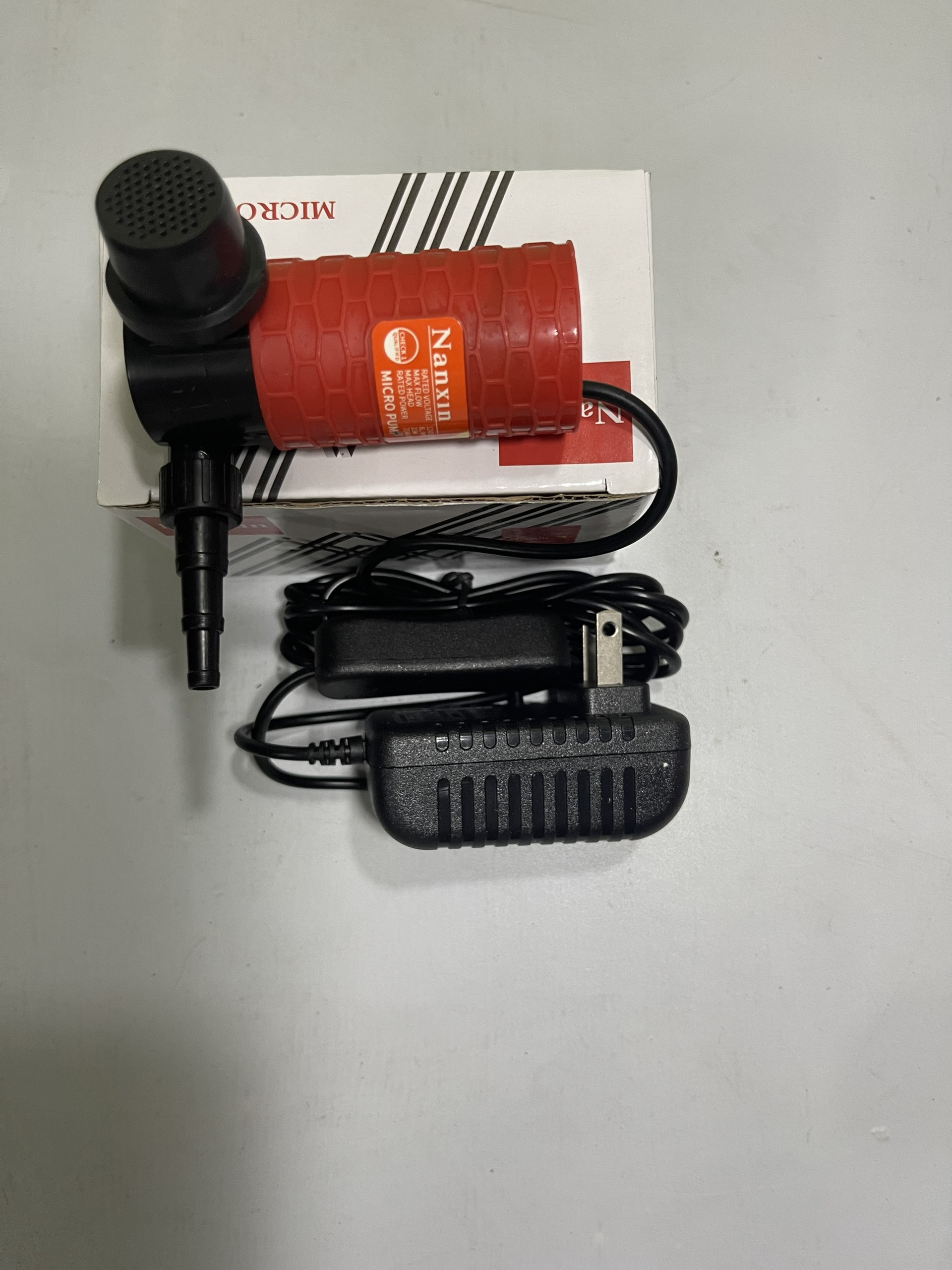 Máy Bơm Nước Mini chống bụi cho máy cắt rãnh tường-Bơm mini 12V