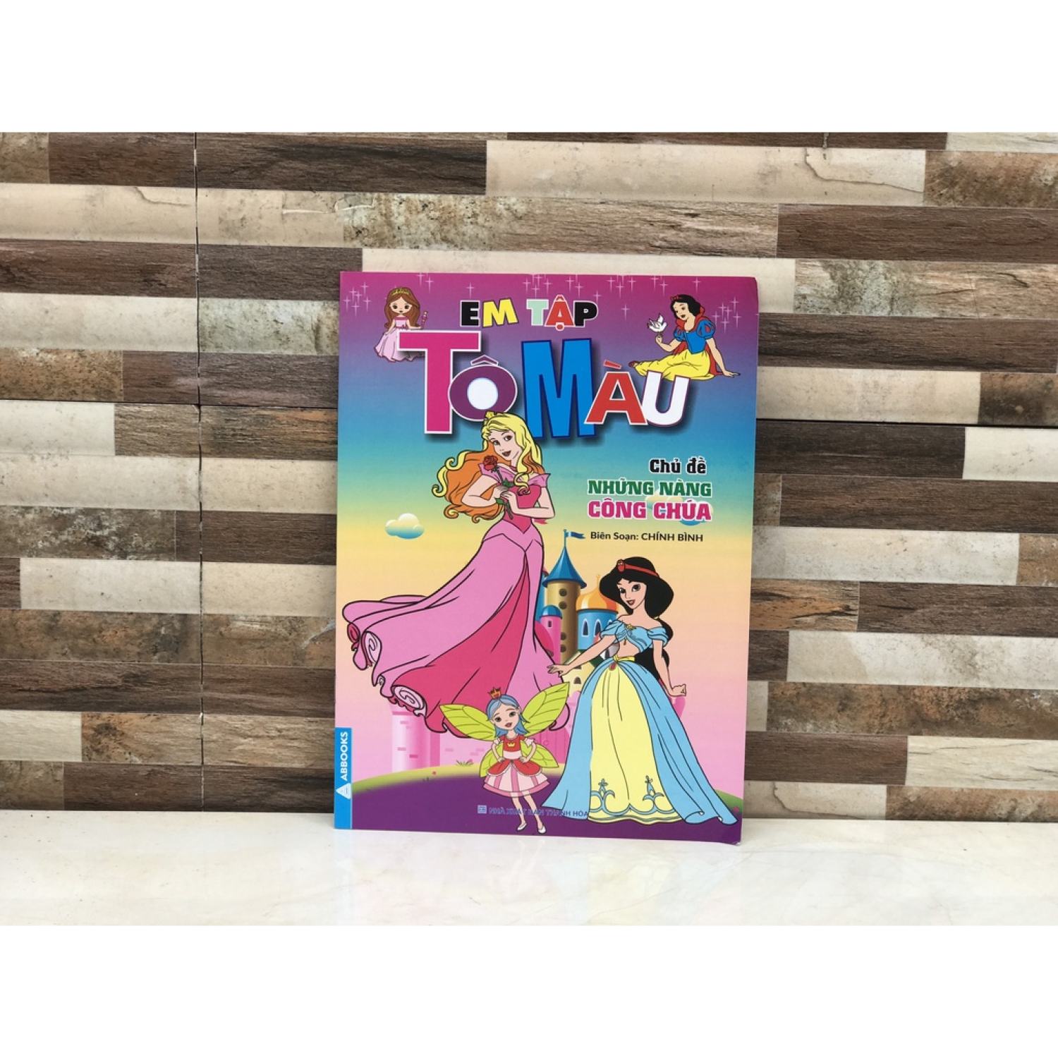 Bé tập tô màu công chúa xinh đẹpvpp Trí Đức