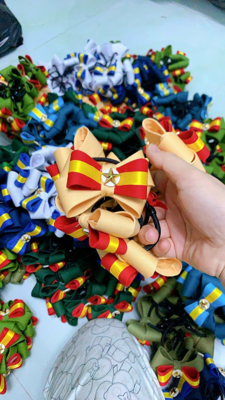 Cột tóc chi tiết nơ