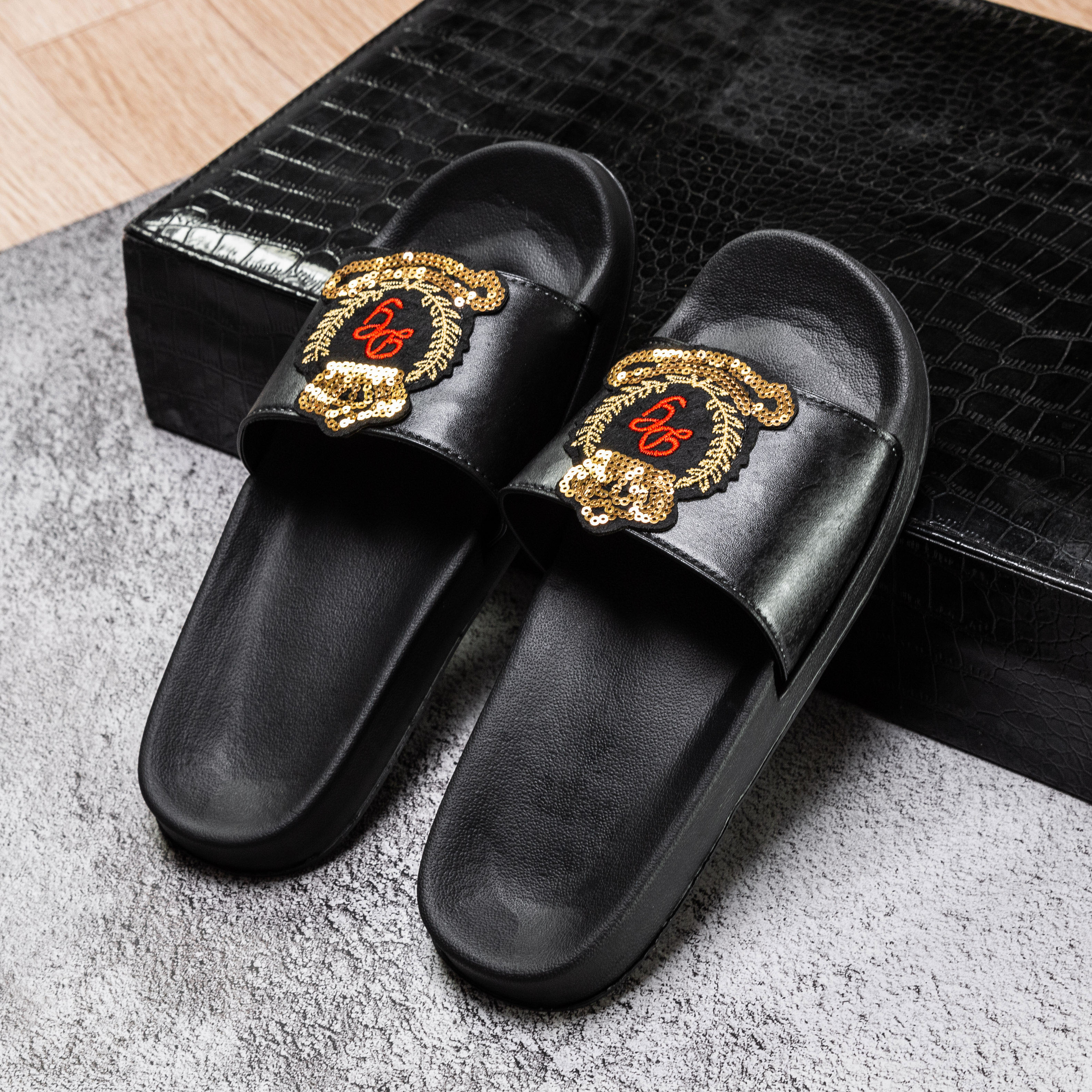 Dép lê nam thêu vương miện siêu đẹp chất