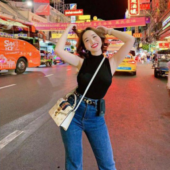 Áo ba lỗ cổ lọ trơn xinh xắn.