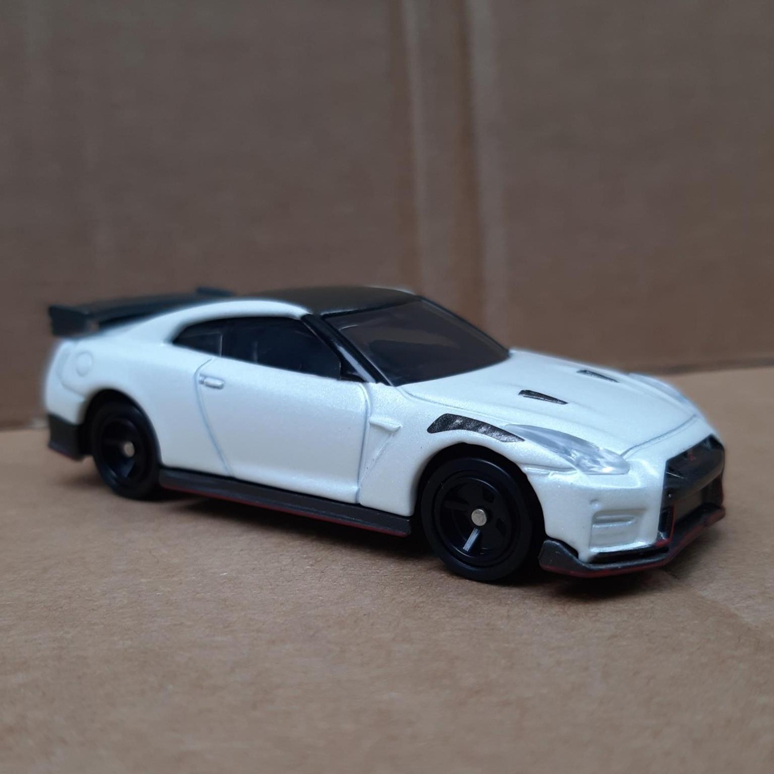 Xe mô hình Tomica _ Xe Nissan GT-R Nismo màu trắng giá rẻ