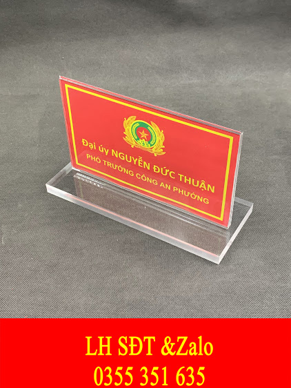 Biển chức danh mica theo quy cách bộ Cong An, kệ chức danh mica để bàn KT 13.5x23cm, bảng chức danh mica để bàn TK 13.5x23cm, biển tên mica, biển chức vụ