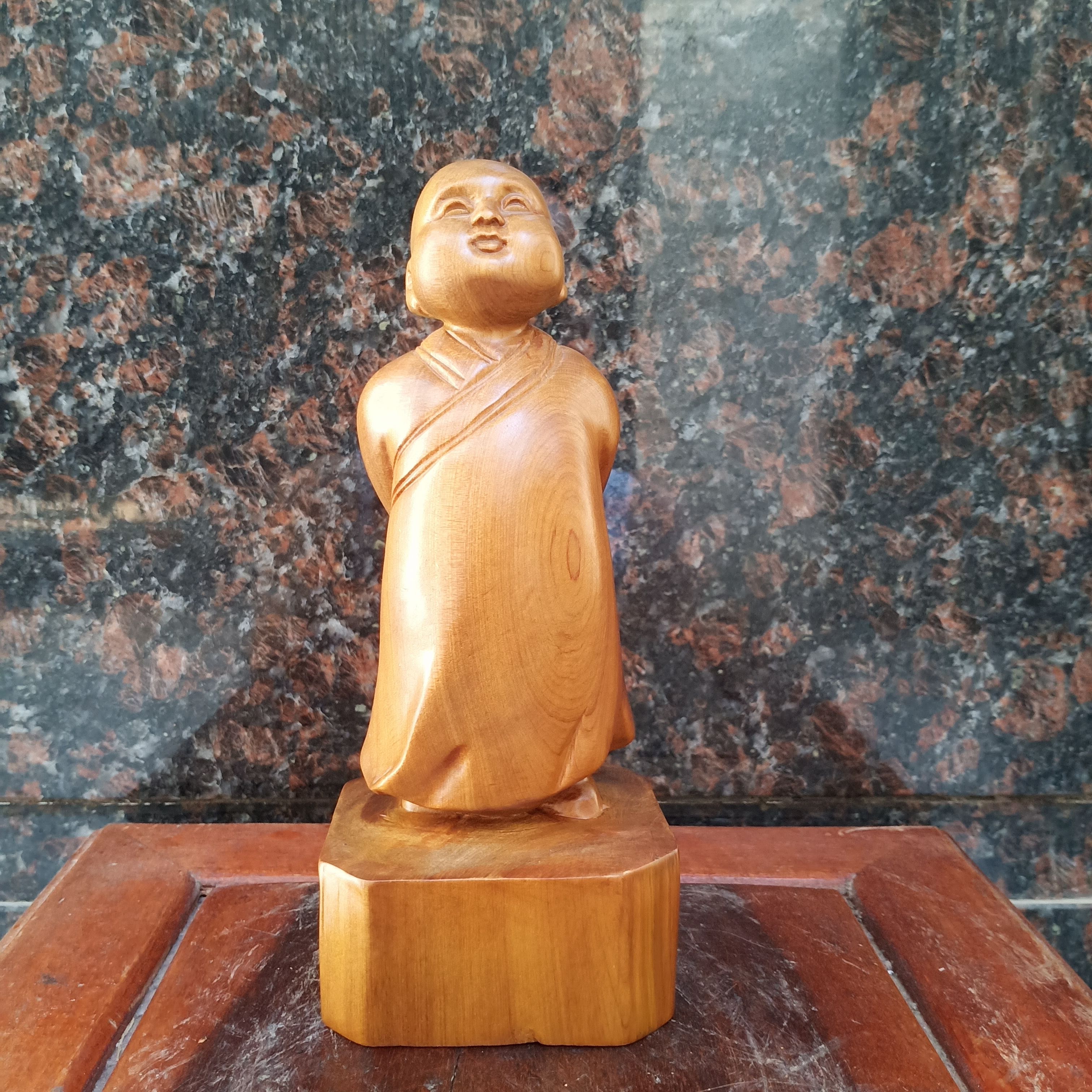 Tượng vạn sự tuỳ duyên gỗ bách xanh