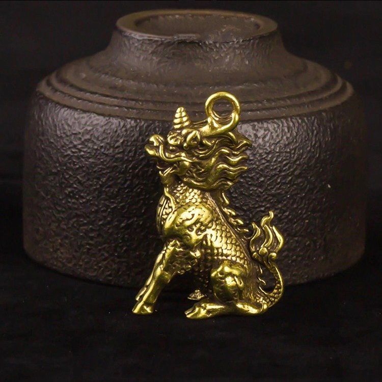 Tượng Nhỏ Bằng Đồng Hình Con Kỳ Lân Ngồi (Kích Thước: 2.3 x 3.5cm)