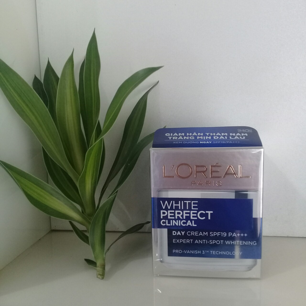 Kem dưỡng ban ngày giảm thâm nám và trắng mịn L'Oreal White Perfect Clinical SPF19 PA+++ 50ml