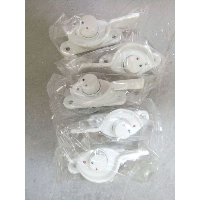 2 con sò sứ cửa nhôm kính