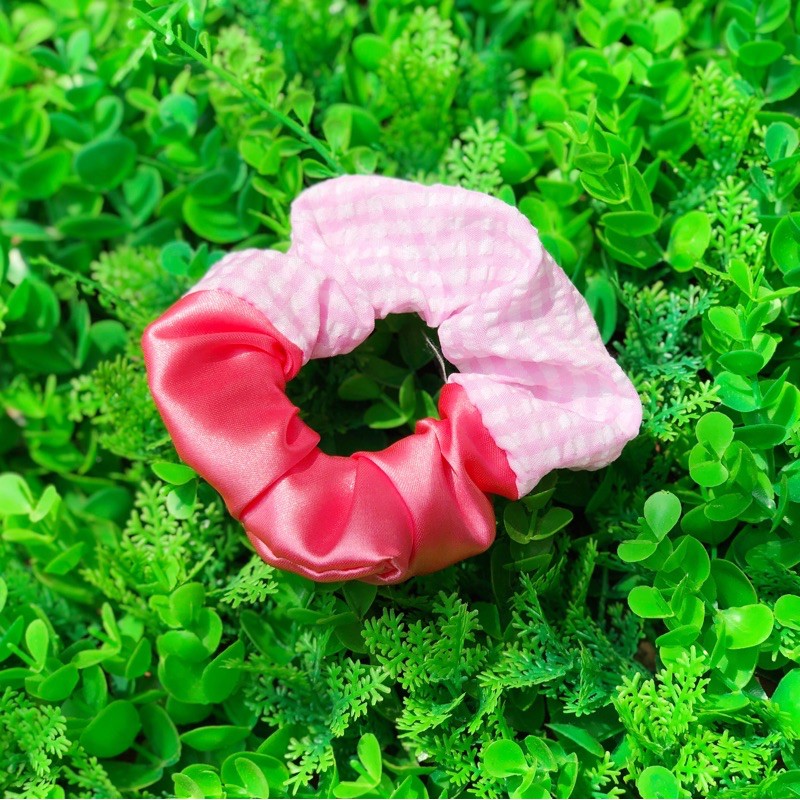 Cột tóc scrunchies mix màu caro, hoa cúc...