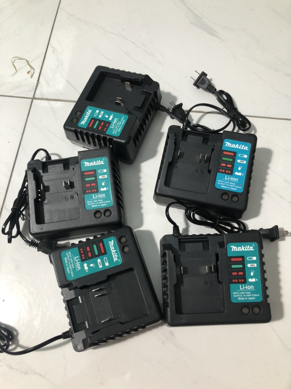Sạc pin li-on makita 18v, pin trượt, dòng sạc 2a.