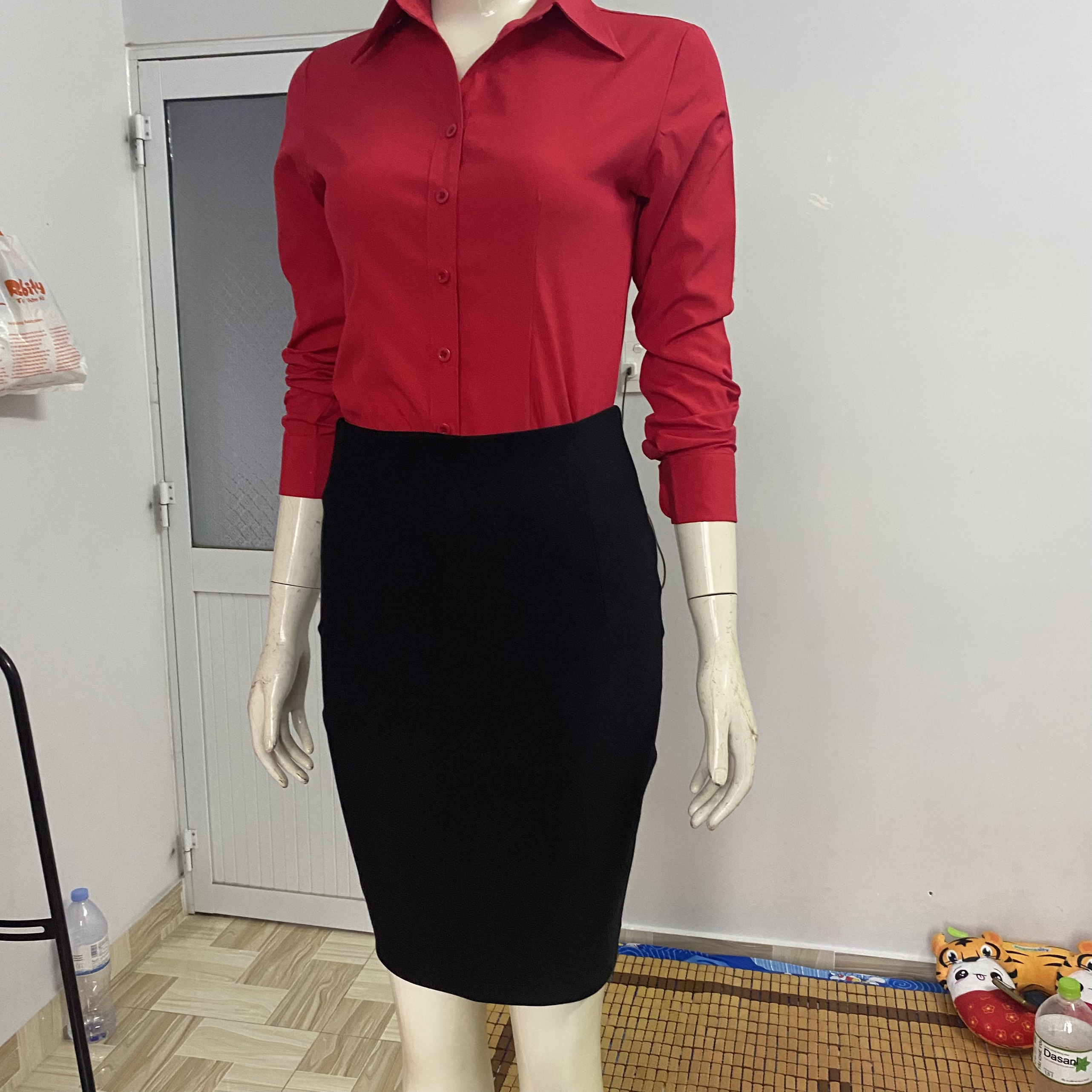 Sơ mi tay dài màu đỏ đô form nhỏ vải kate ý