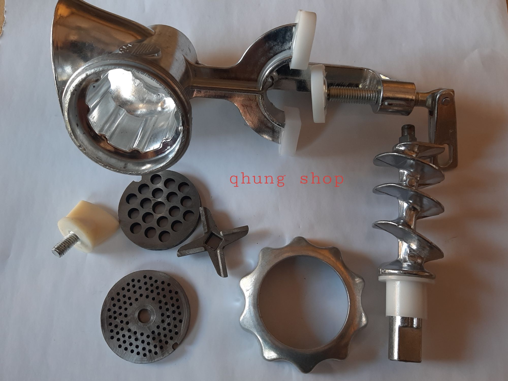 Máy làm cám chim - Máy ép cám chim số 6 bằng nhôm quay tay lỗ xàng 2ly
