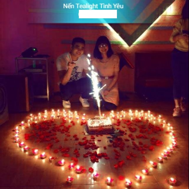 50 nến tealight + 200 cánh hoa hồng giả
