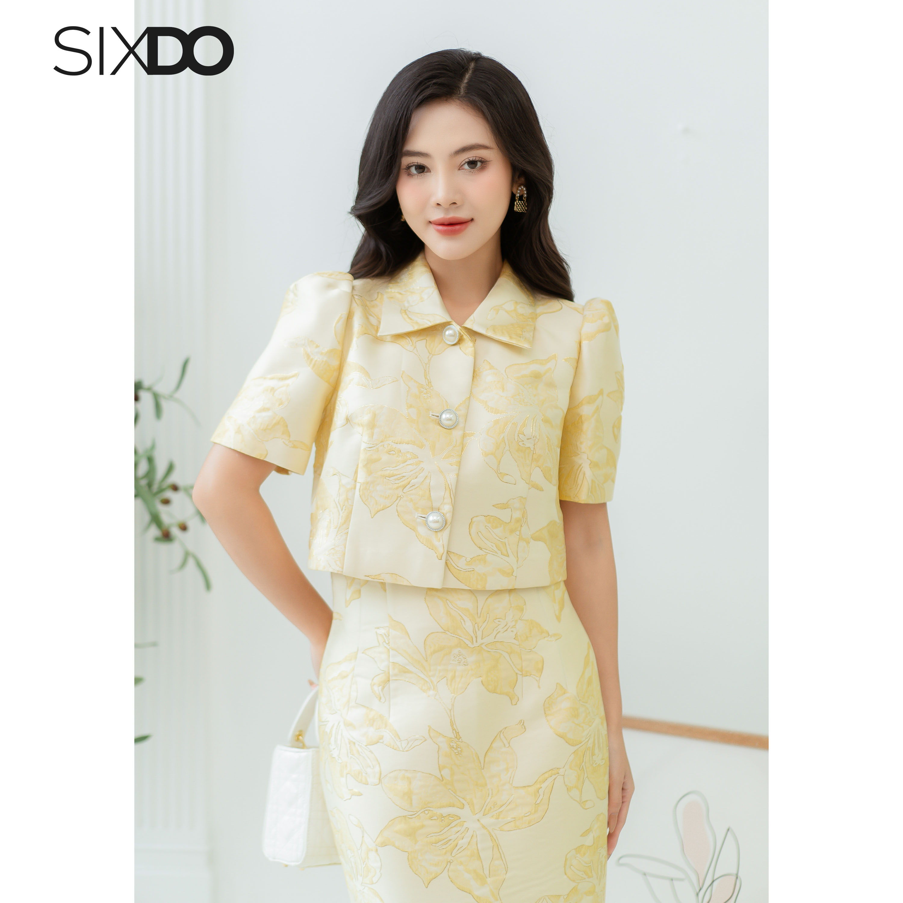 Áo vest nữ gấm dáng lửng ngắn tay phối cúc ngọc SIXDO (Light Yellow Lily Cropped Brocade Vest)