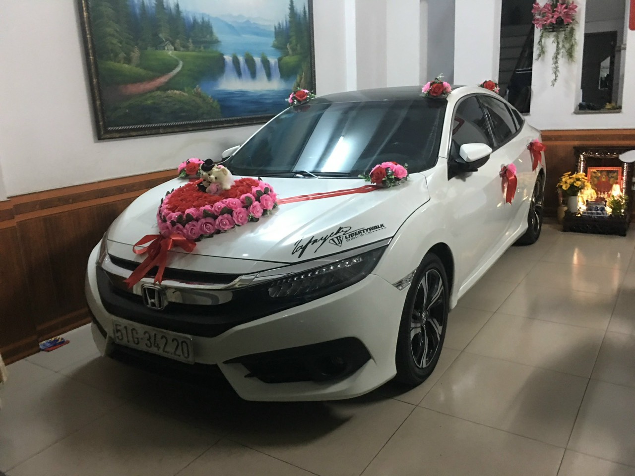 Hoa cưới xe dâu mẫu trái tim HOA đỏ viền hồng + cặp gấu cô dâu chú rể gồm 12 chi tiết hoa đế nam châm cam kết hình thật 100%