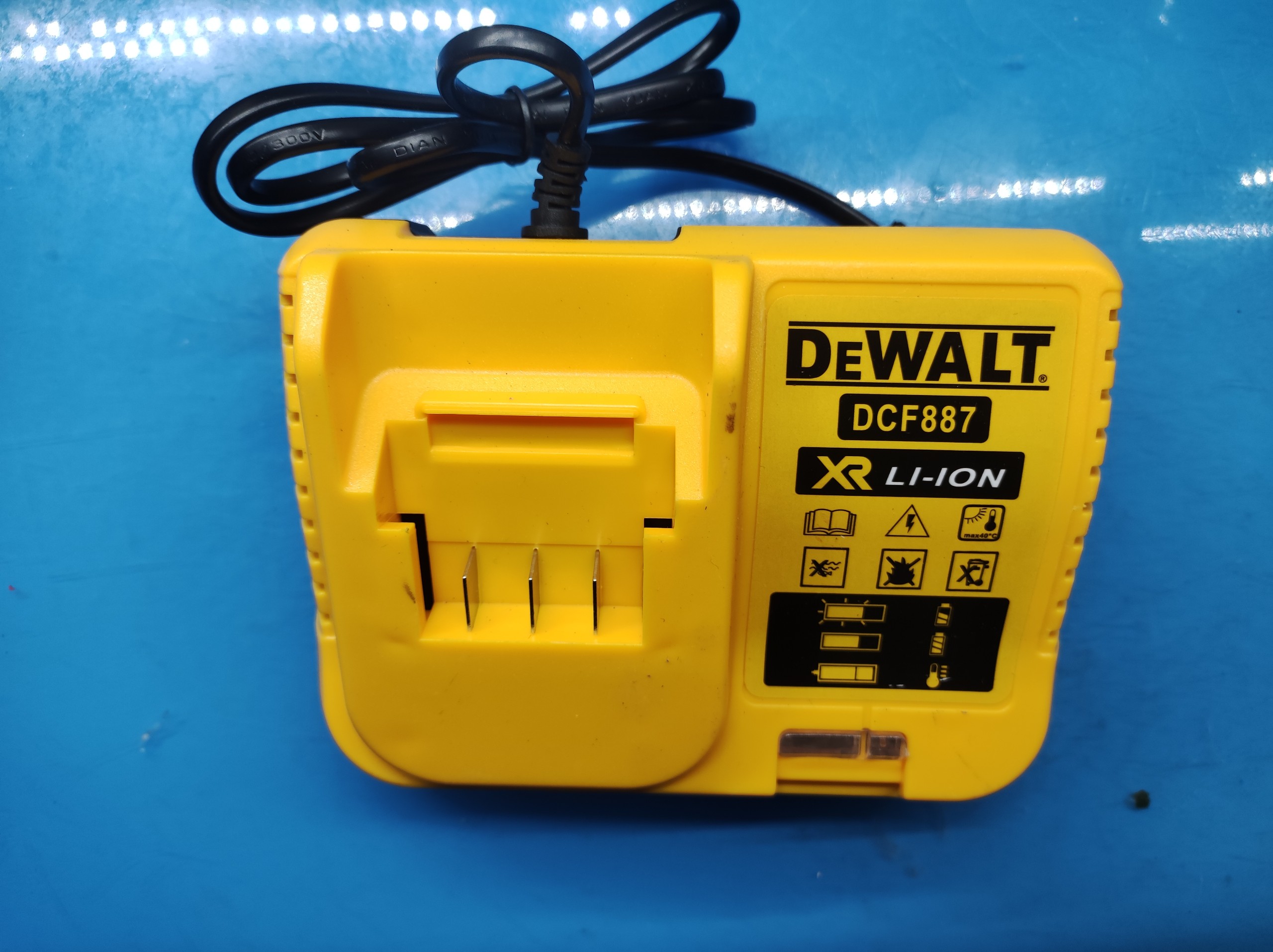 Sạc Pin Dewalt 20-36v, sạc pin máy khoan, đế sạc pin máy khoan, sạc pin máy Bulong Dewalt 20v China
