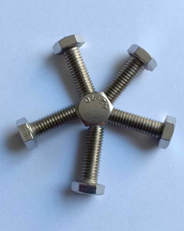 1 BỊCH 50 CON BULONG ĐAI ỐC INOX 201 8x25 M.E HOÀNG KHANG