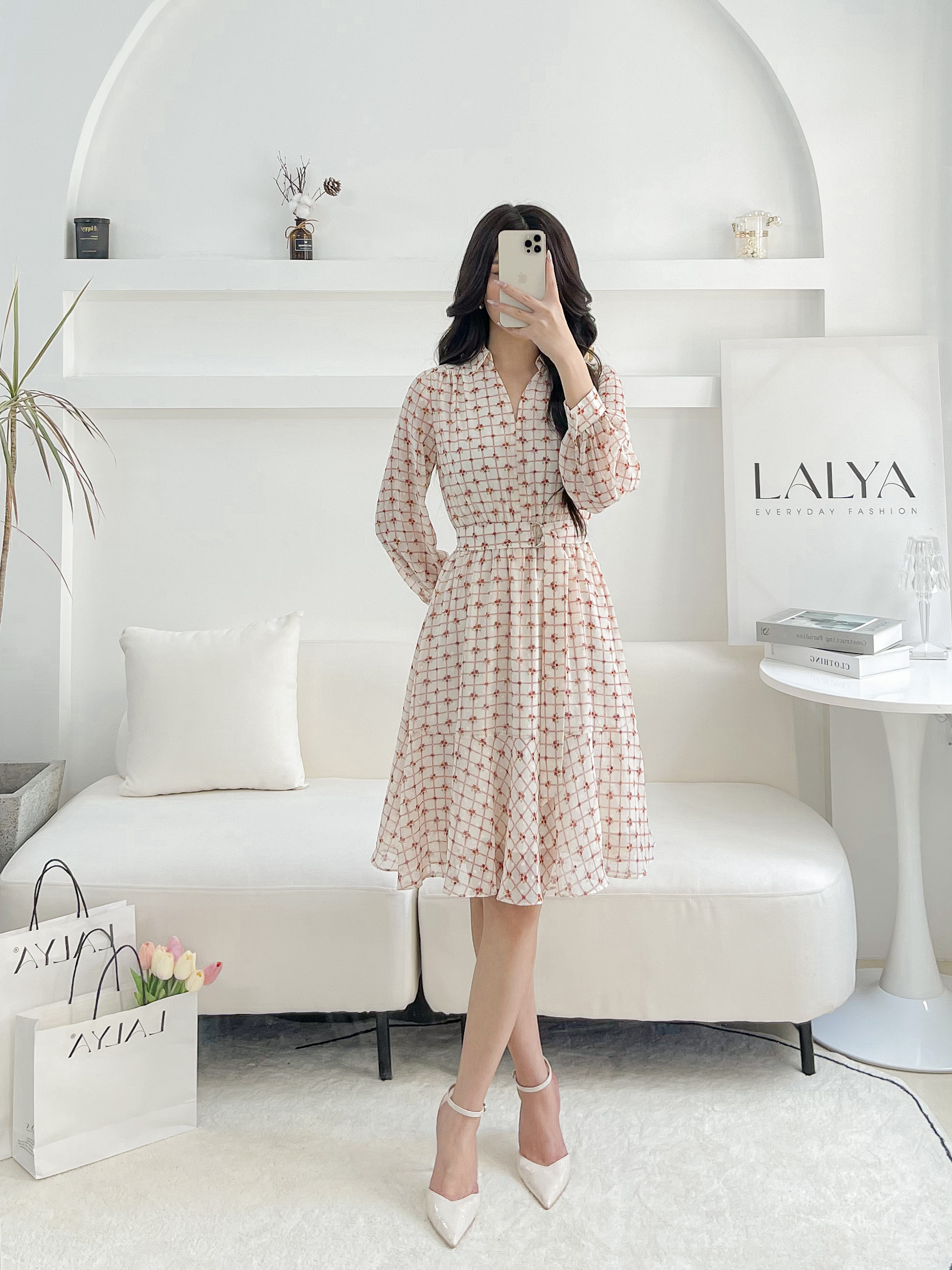 Lalya_d120_váy tơ dài tay chun đai eo-kẻô