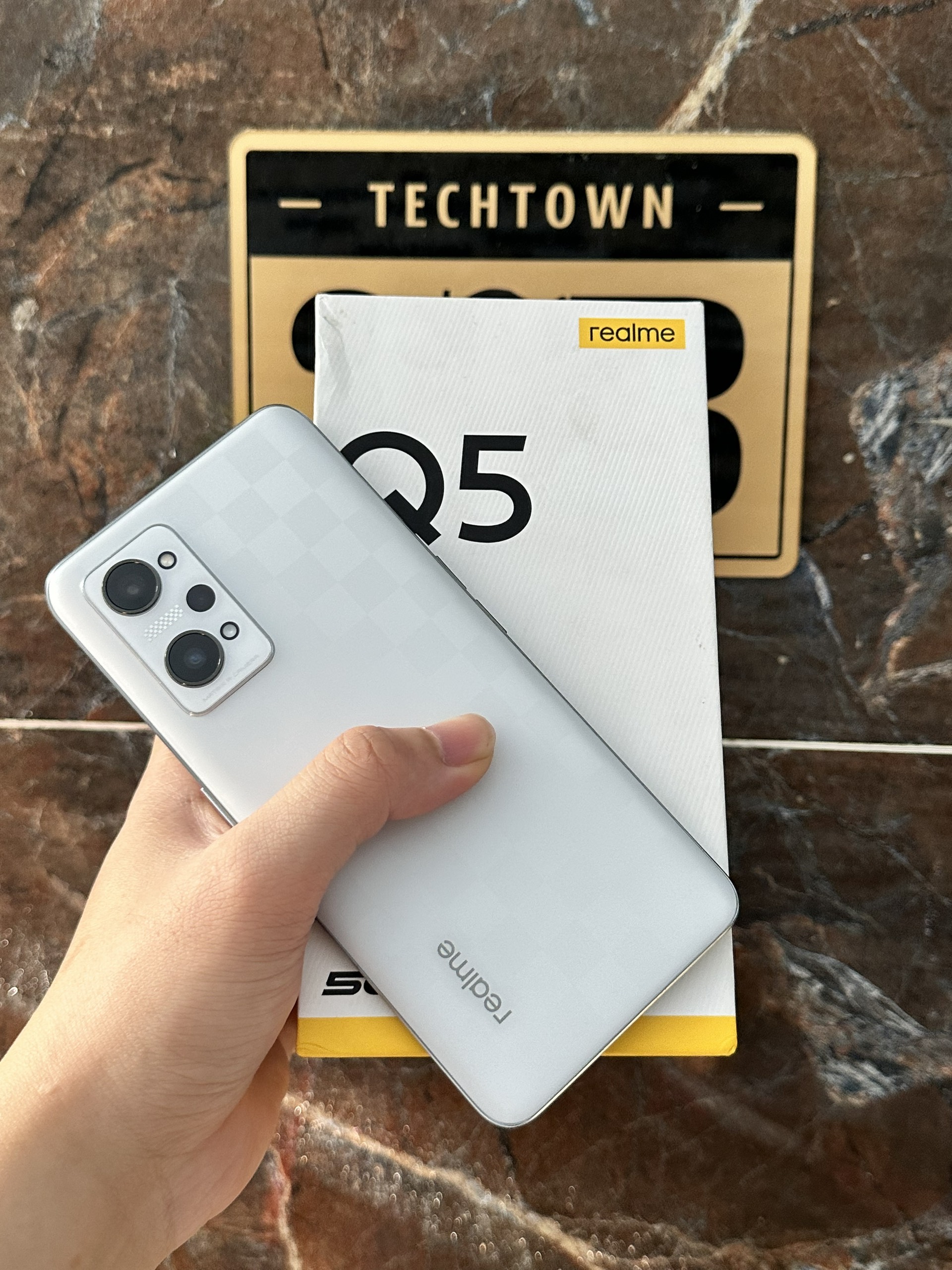Điện thoại realme q5 pro 8gb/256g amoled 120hz snapdragon 870 5g pin 5000 sạc 80w - rom quốc tế - likenew