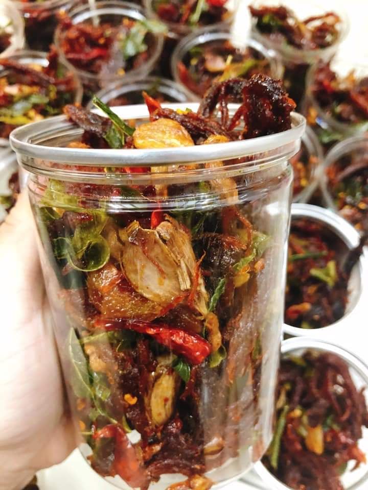 KHÔ BÒ HỒNG NGỰ ĐẬP CHÁY TỎI LÁ CHANH - LON 250GR
