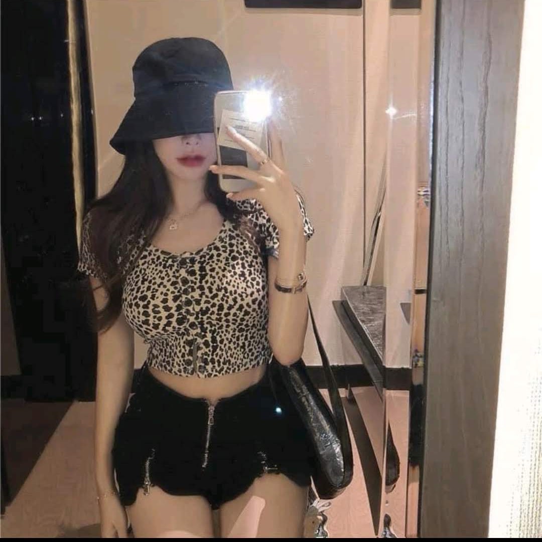 Áo croptop cổ tròn tay ngắn họa tiết beo chất vải nhung cam kết hàng y hình kèm ảnh thật chính chủ