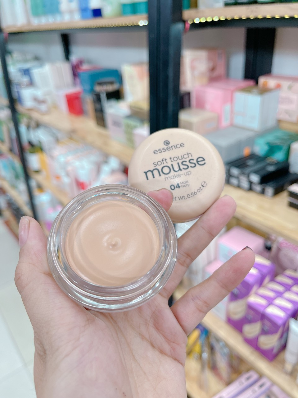 Phân loại phấn tươi Essence Soft Touch Mousse 04 Matt Ivory