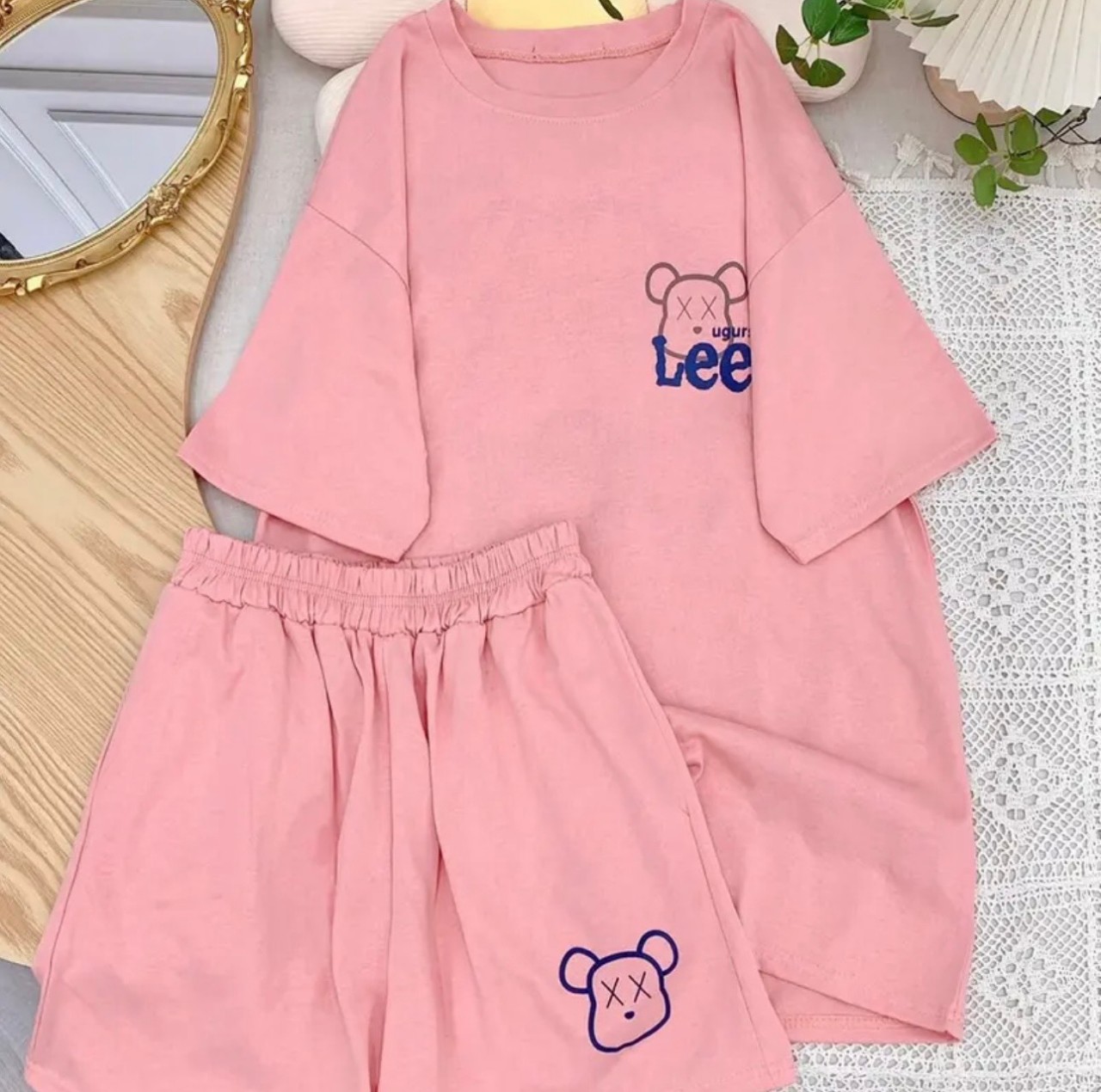 Set bộ cộc tay bé gái, Bộ quần áo bé gái in hình GẤU LEE chất cotton mịn mát size đại