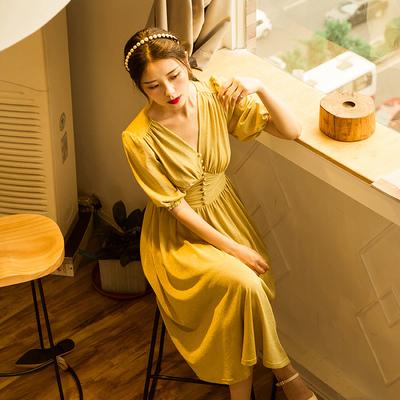 Đầm vàng cách điệu eo