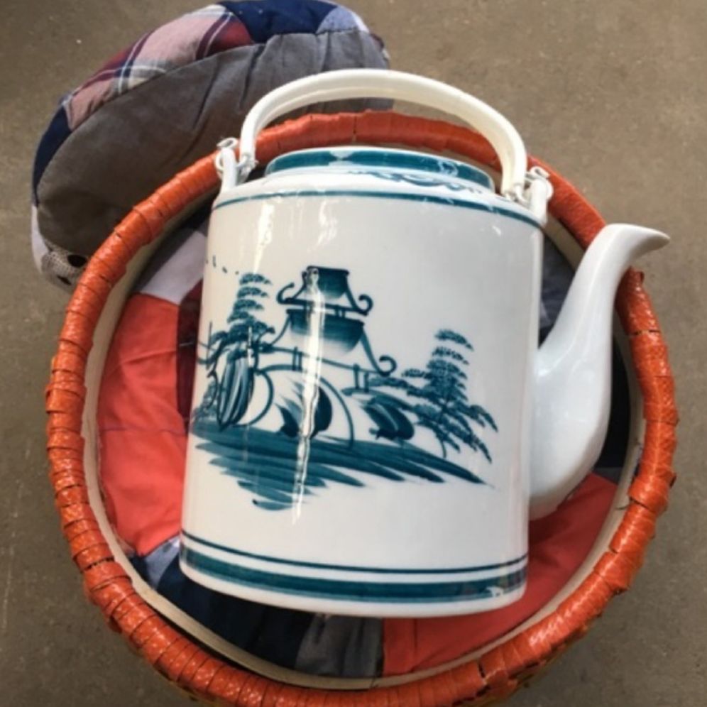 Giỏ ủ tích kèm ấm tích sứ 1.5 lít pha trà