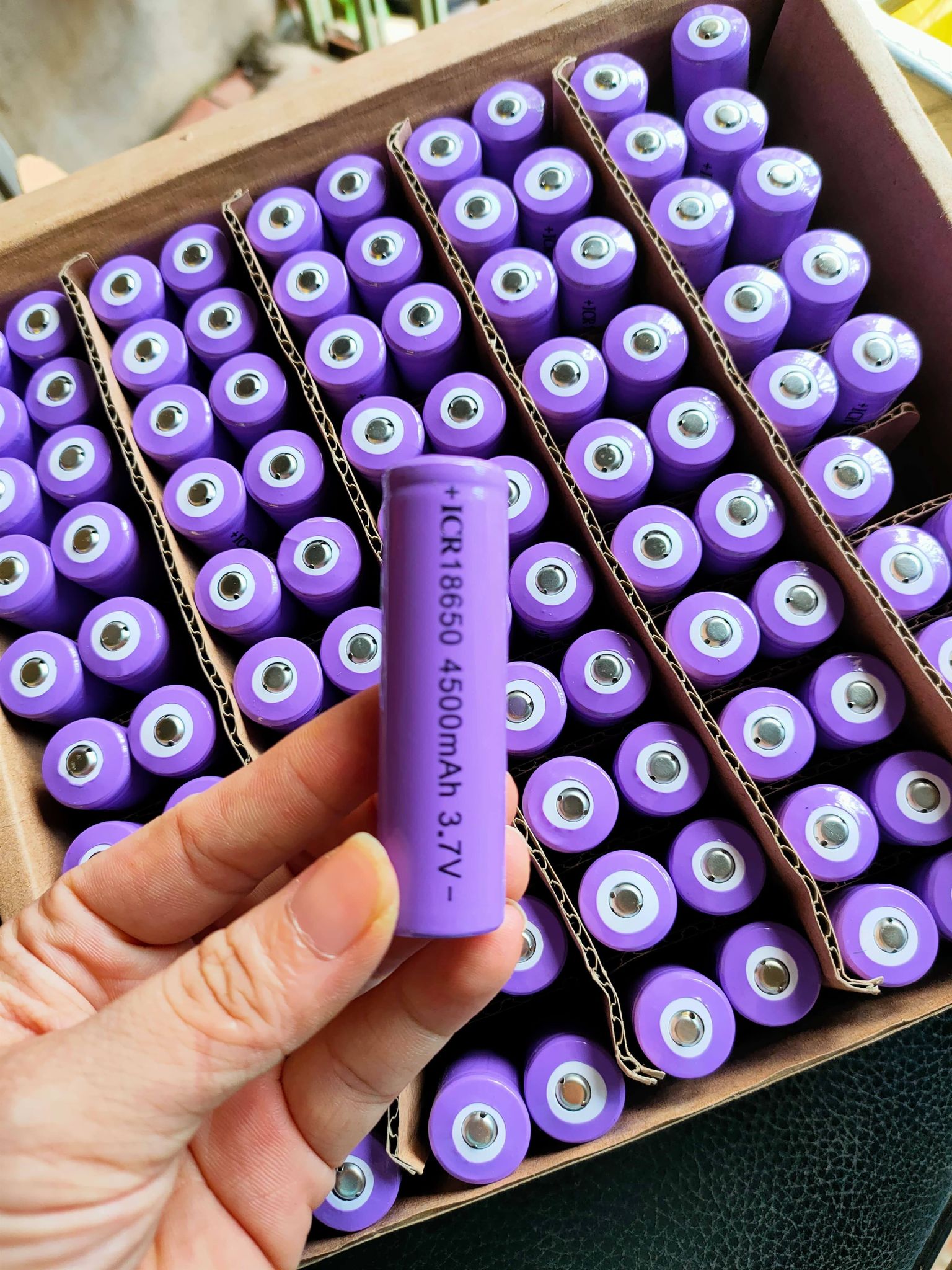 Pin tím 18650 loại tốt 4.500mAh Dùng cho đèn pin siêu sáng, pin đài và các thiết bị điện tử...