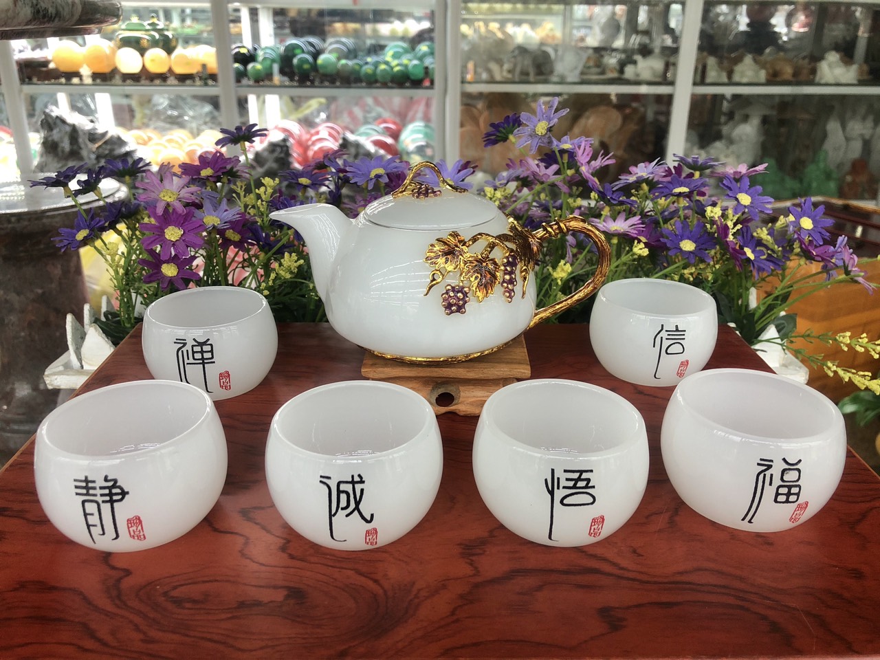 Bộ ấm trà chạm cây nho tím với ly chạm chữ đá bạch ngọc