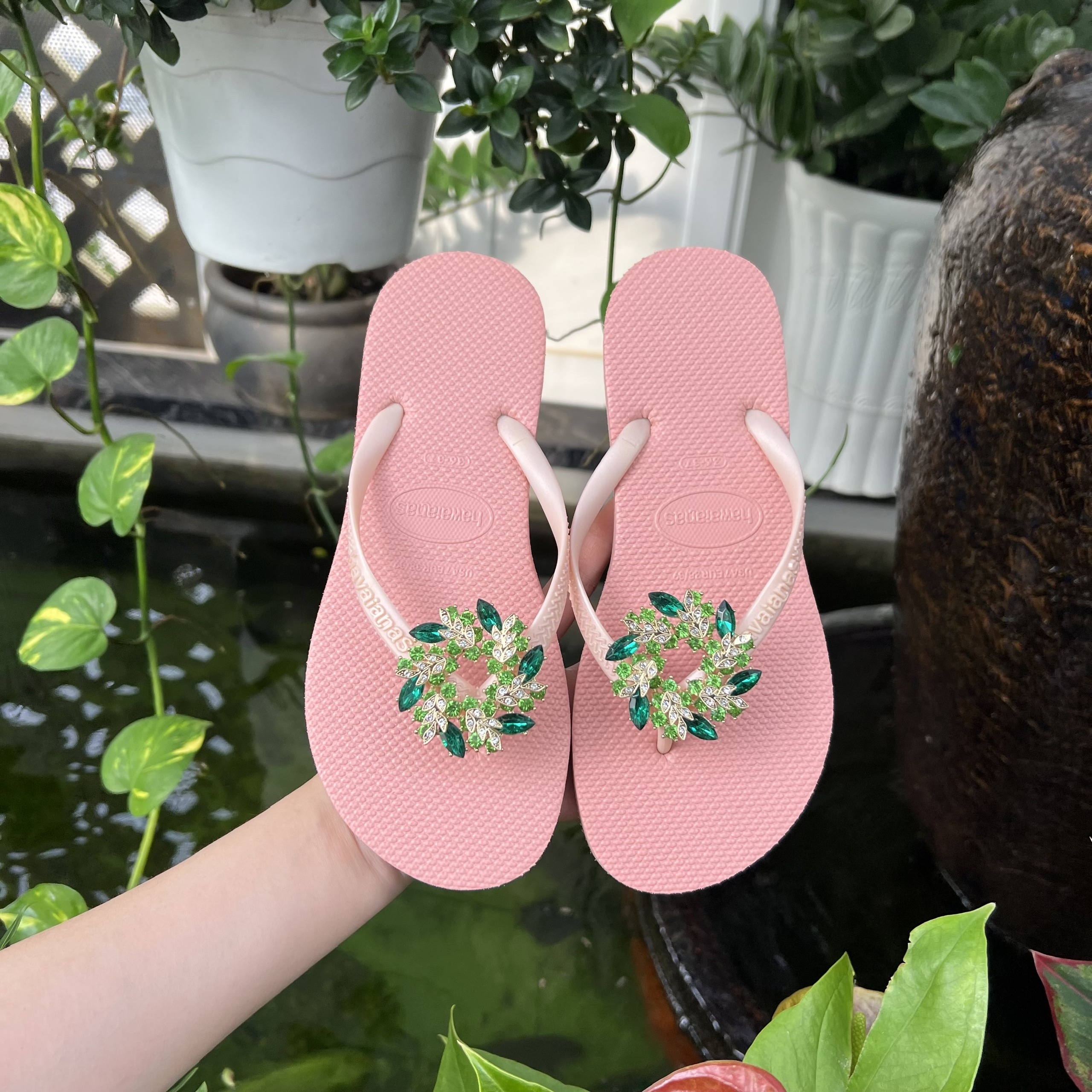 Dép kẹp nữ đính Charm Đá Pha Lê Nguyệt Quế mũi tròn