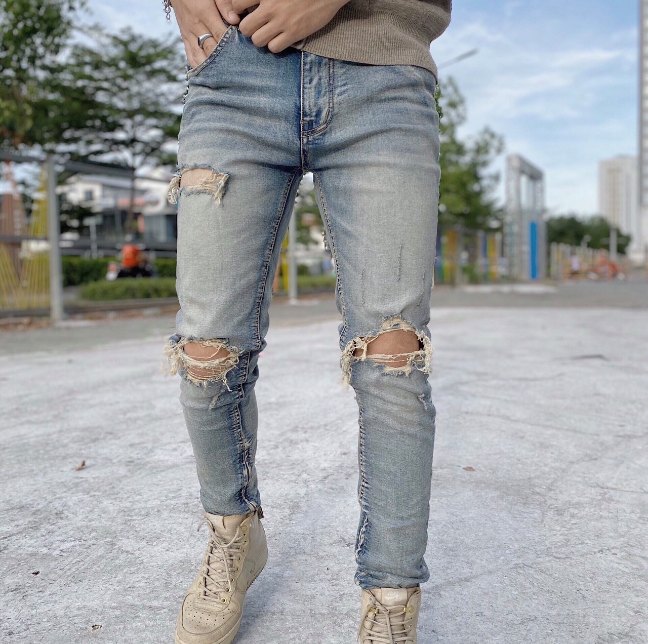 Quần Jean Nam Rách Gối Cao Cấp Q8  Màu Xanh Wash Bụi có zip, Form Slimfit Ôm Vừa, Phong Cách Streetwear, Chất Jean Co Giãn Thoải Mái.
