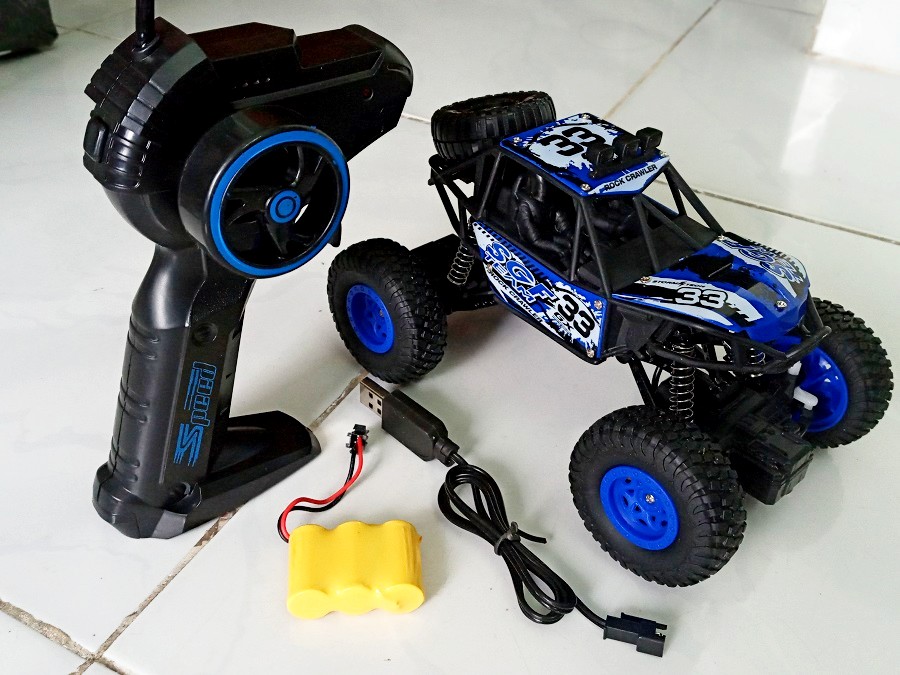 [HCM]Xe điều khiển từ xa địa hình phiên bản huyền thoại có pin sạc tay cầm xoay cá tính