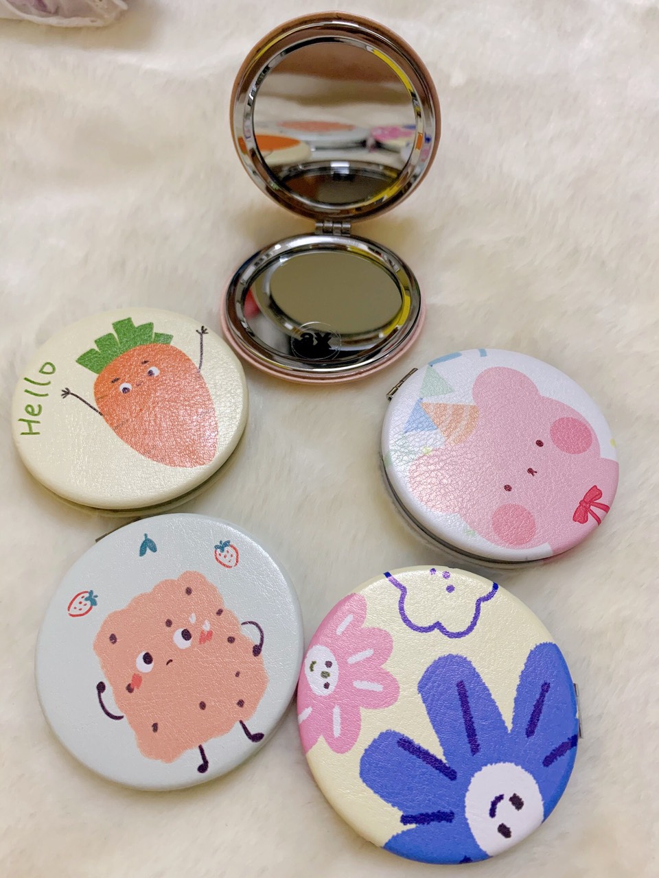 Gương trang điểm mini cầm tay tiện dụng (Hình ngẫu nhiên)